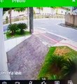 Câmera de prédio registra o momento em que carro cai em córrego em Contagem
