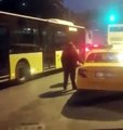 Taksicinin yere ittiği turist kadın, otobüsün altında kalmaktan son anda kurtuldu
