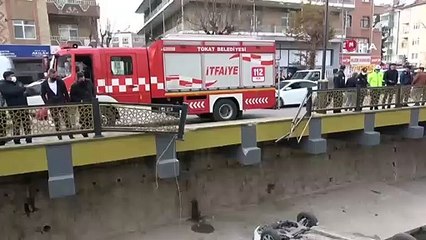 Trafik polisi aracı dereye uçtu!