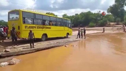 Kenya'da taşan nehri geçmek isteyen otobüs devrildi: 20 ölü