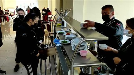 Yiyecek içecek bölümü öğrencileri hazırladıkları yemekleri sundular