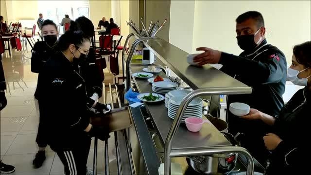 Yiyecek içecek bölümü öğrencileri hazırladıkları yemekleri sundular