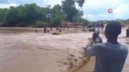 Kenya'da taşan nehri geçmek isteyen otobüs devrildi: 20 ölü