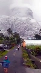 Download Video: Volcán Semeru en Indonesia entra en erupción dejando un fallecido y varias personas lesionadas