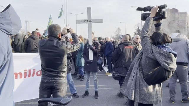 Miles bloquean carreteras en Serbia en protesta contra planes mineros