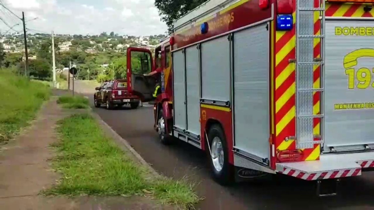 Fumaça em barracão chama atenção de moradores do Brasmadeira que acionam o Corpo de Bombeiros