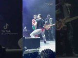 Eduin Caz, vocalista de Grupo Firme, sorprende al público bailando en tanga durante un concierto