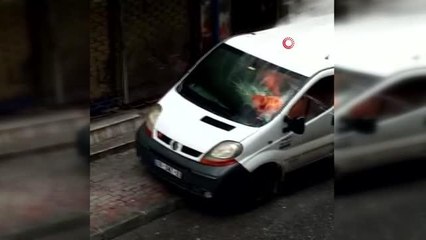 Esenler'de park halindeki alev alan araca hortumla müdahale ettiler