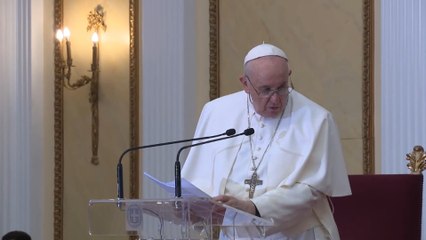 Francisco advierte desde Grecia contra los "egoísmos nacionalistas" de Europa