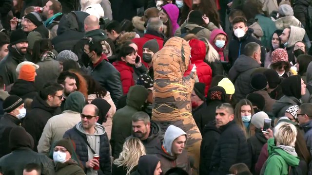 Тысячи людей перекрыли дороги в Белграде