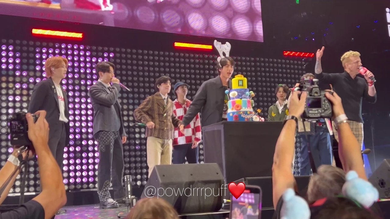 211203 - FANCAM - Ment + Jin's BIRTHDAY!!! - BTS @ JINGLE BALL - 4K 직캠
