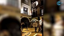 Arrancan y queman la bandera española del Ayuntamiento de Vic