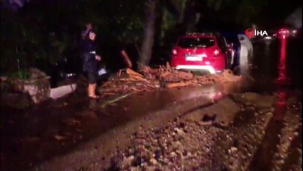 Marmaris'te sağanak yağış hayatı felç etti