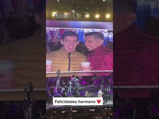 Le piden matrimonio a #JhonnyCaz durante su presentación‍❤️‍¡MUCHAS FELICIDADES! 