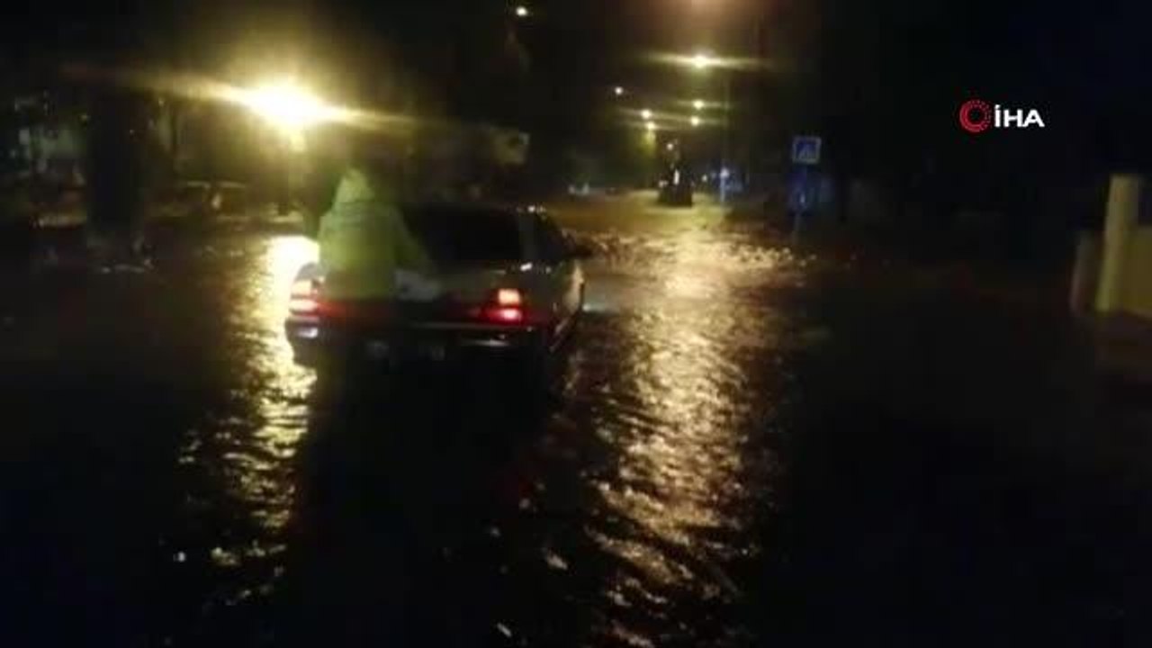 Marmaris'te sağanak yağış sonrası cadde ve sokaklar sele döndü