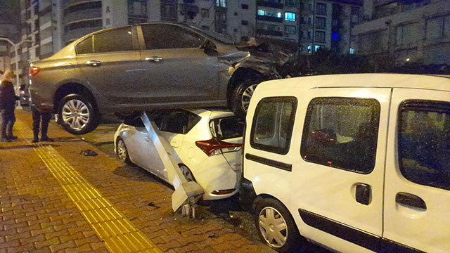 Kontrolden çıkan otomobil park halindeki araçların üzerine uçtu