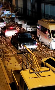 Yol şeker pancarı ile kaplandı, sürücüler ilerlemekte güçlük çekti