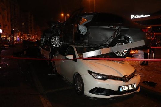 Üç araca çarpan otomobil, dördüncü aracın üstünde asılı kaldı