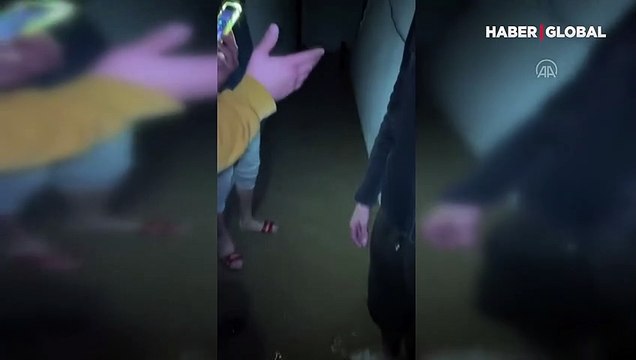 Bodrum'da sağanak nedeniyle evleri su bastı, kaya parçaları yolları kapattı