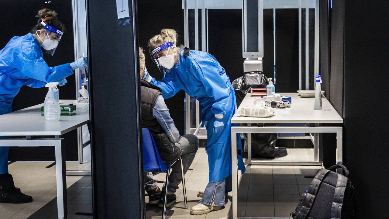 Omicron Variant Already In Major Cities Of India, Wake Up Call | Oneindia Telugu