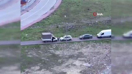 Trafikte inatçı keçilere taç çıkartan yol verme tartışması kamerada