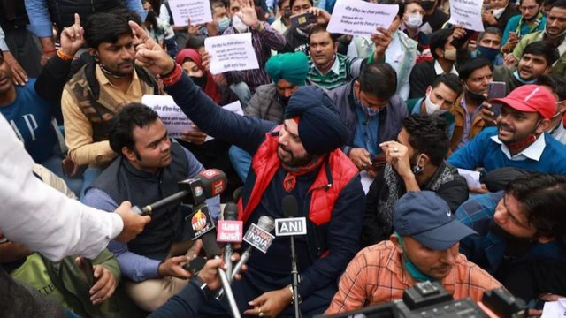 Sidhu joins protesting teachers outside Kejriwal's residence