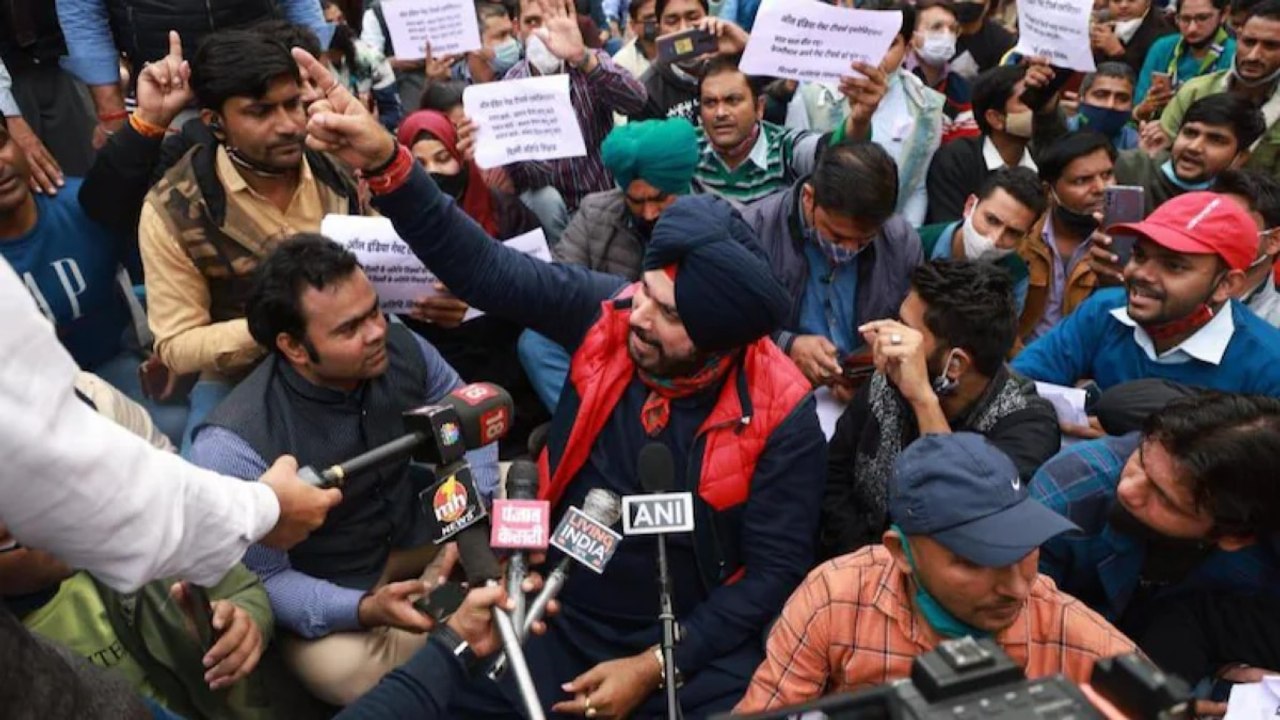 Sidhu joins protesting teachers outside Kejriwal's residence