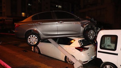 Üç araca çarpan otomobil, dördüncü aracın üstünde asılı kaldı