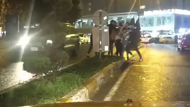 Bar çıkışında bıçaklı kavga kamerada