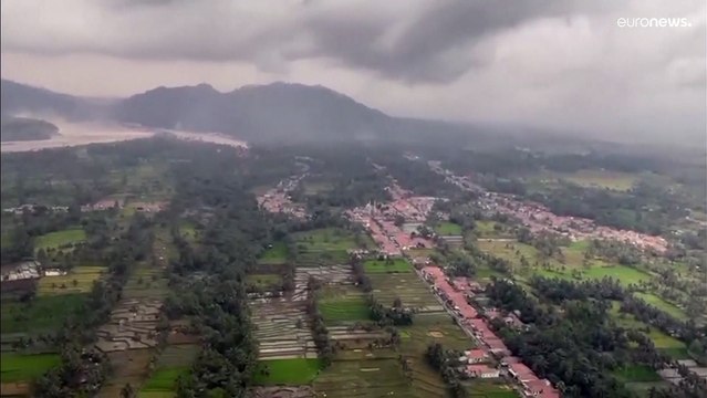 وكالة إدارة الكوارث في إندونيسيا: 13 قتيلا وعشرات الجرحى جراء ثوران بركان سيميرو