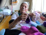 Son dakika haberleri! 80 yaşındaki Meliye Nine hasta yatağında Türk askerine yün çorap örüyor