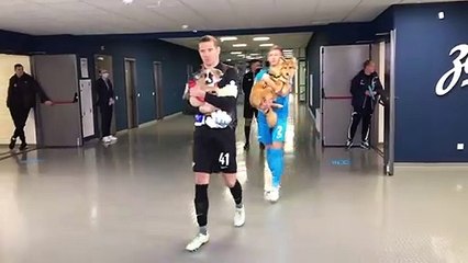 Zenitli futbolcular sahaya barınakta sahiplendirilmeyi bekleyen köpeklerle çıktı