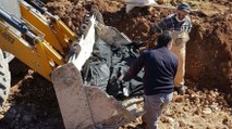 AKP'li Belediyenin yol yapımı için mezarları kepçeyle taşımasına tepki: Böyle mezarlık mı taşınır?