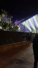 Jóvenes intentan tumbar las vallas de Waka