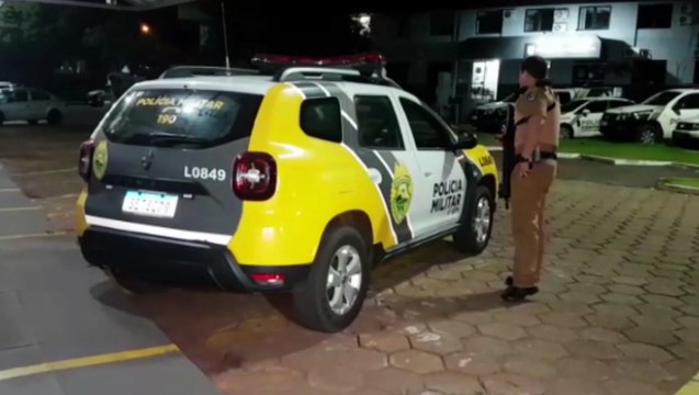 Com facões nas mãos, vizinhos revoltados detêm homem que já teria agredido companheira várias vezes