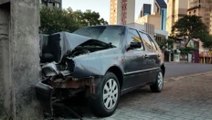Motor de carro pega fogo após condutor bater contra poste na Rua Minas Gerais