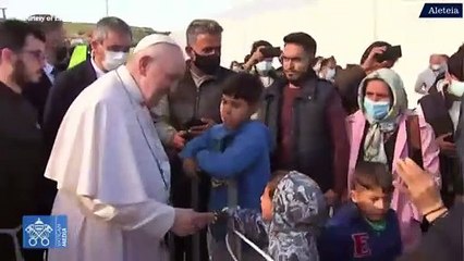 Viaje Apostólico. Papa se acerca a los niños en campo de refugiados en Mitilene