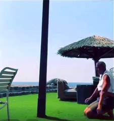 أحمد الشقيري يستعرض لياقته البدنية العالية ويقف رأساً على عقب