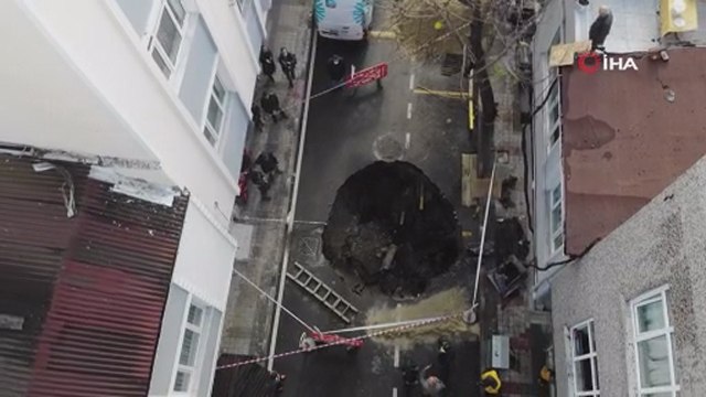 Bağcılar’da yangın sonrası yol çöktü, oluşan çukur böyle görüntülendi