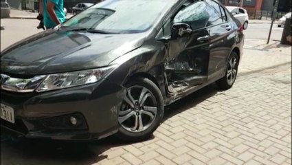Corolla e Honda City se envolvem em forte colisão na Rua Paraná