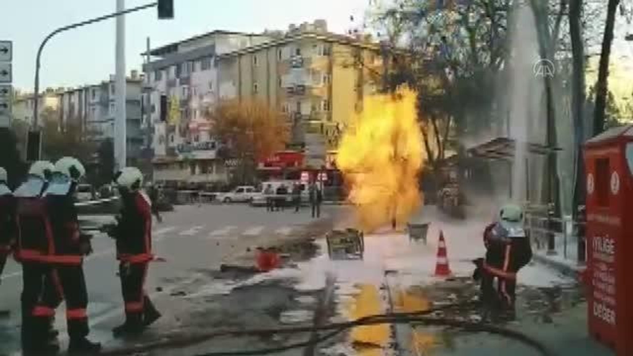 Kazı çalışmaları sırasında patlayan doğal gaz borusu alev aldı