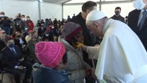 El papa denuncia entre los refugiados en Lesbos la indiferencia de Europa