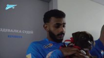 Los jugadores del Zenit saltan al campo con perros sin hogar para fomentar su adopción