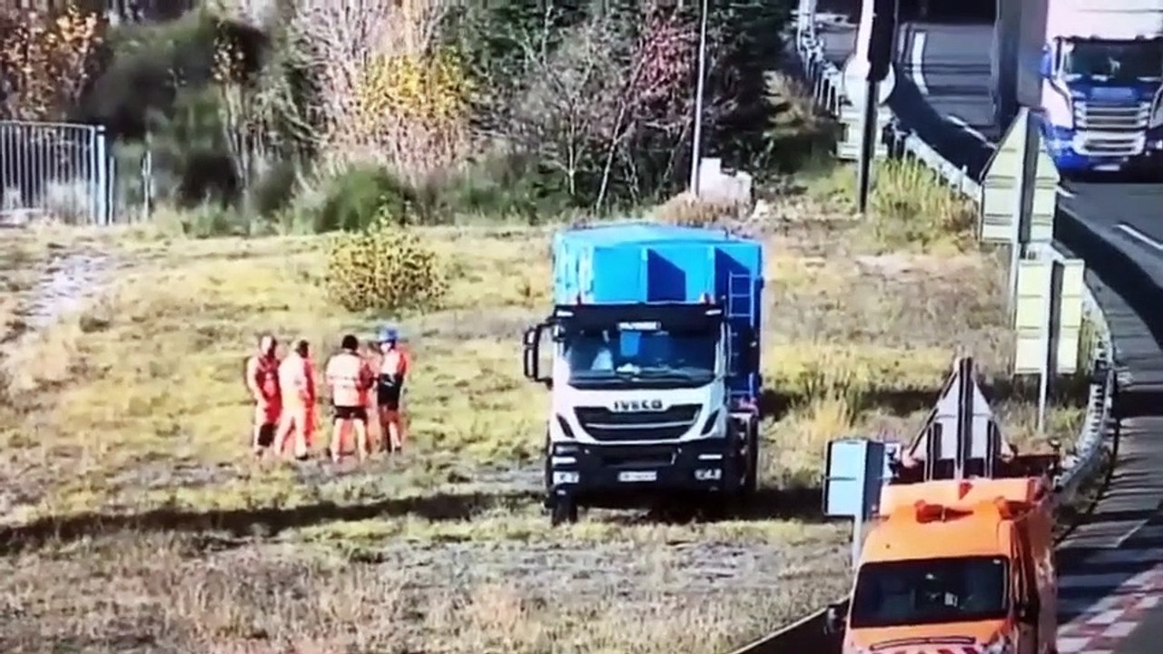 Le camion de ces employés d'autoroute se fait la belle... marre de bosser pour ces flemmards