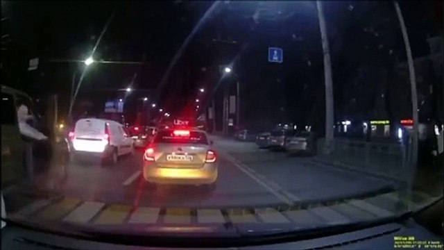 Ce piéton va éviter le pire de justesse... chanceux