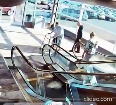 Une mamie veut prendre un escalator par la rampe