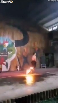 A trop jouer avec le feu, on se brûle les... doigts