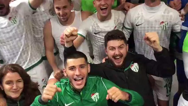 Bursaspor soyunma odasında galibiyet sevinci... 2. Başkan Adanur paylaştı