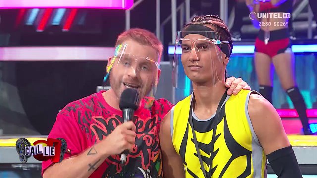 Civiles rescatan a una familia que quedó atrapada en medio del río por una crecida