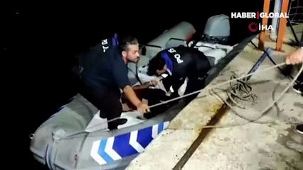 Kıyafetleriyle denize giren kadının çığlıklarına deniz polisi yetişti